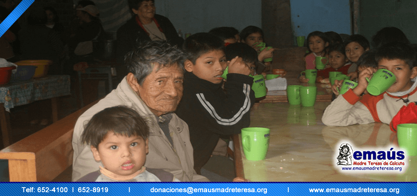 Donación de desayunos en Villa María del Triunfo 2013