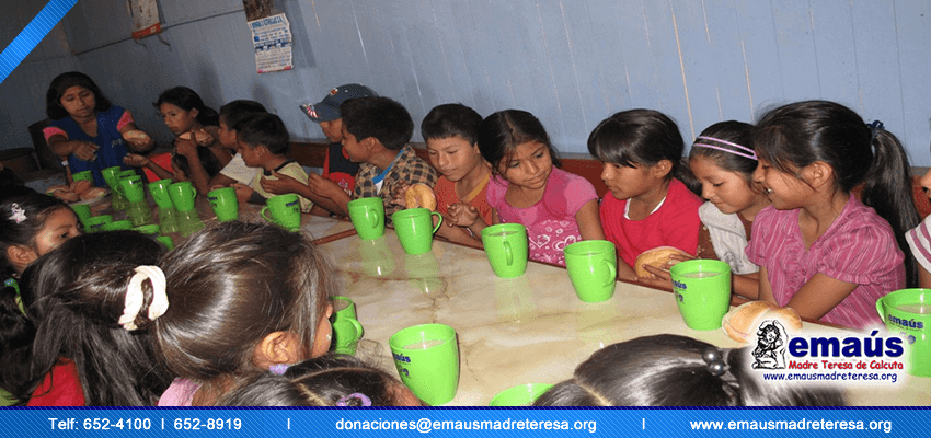 Donación de desayunos en Villa María del Triunfo 2013