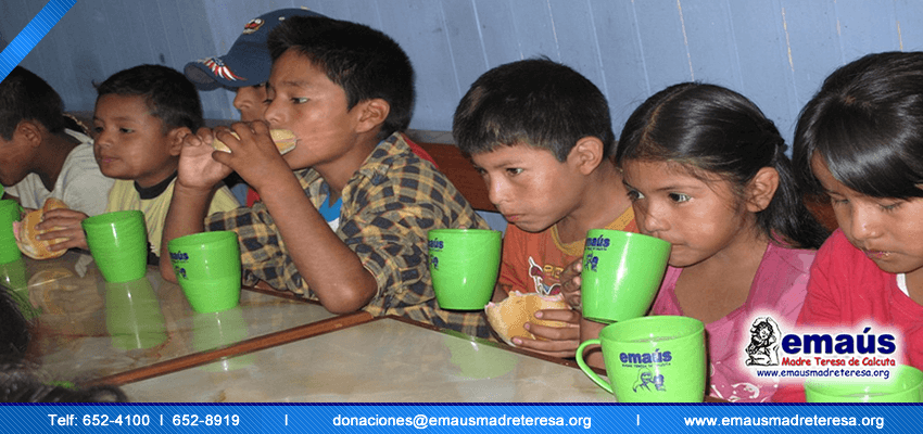 Donación de desayunos en Villa María del Triunfo 2013