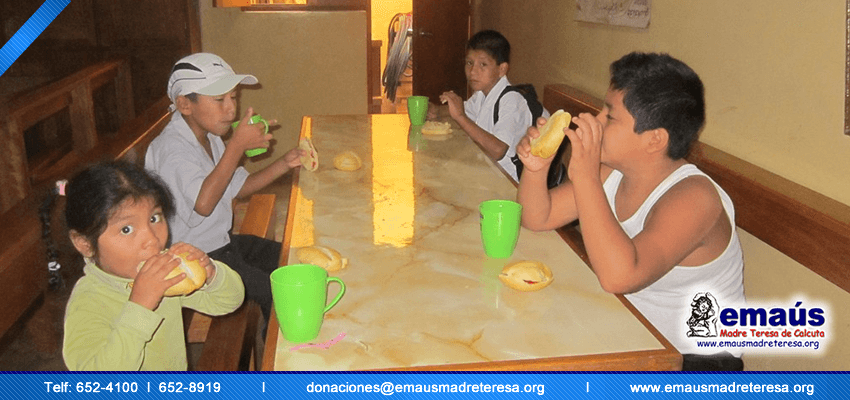 Donación de desayunos en Villa María del Triunfo 2013