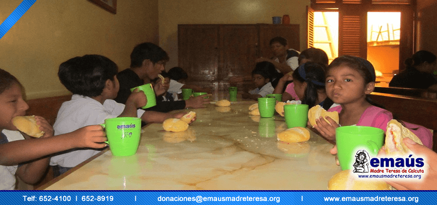 Donación de desayunos en Villa María del Triunfo 2013