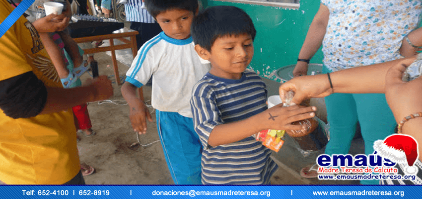 Donación de juguetes por campaña navideña en Lima 2013
