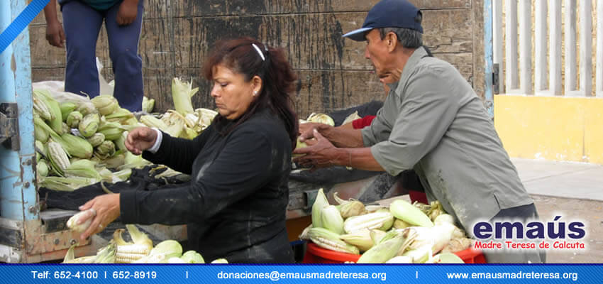 Donación de choclos para familias en Villa El Salvador 2014