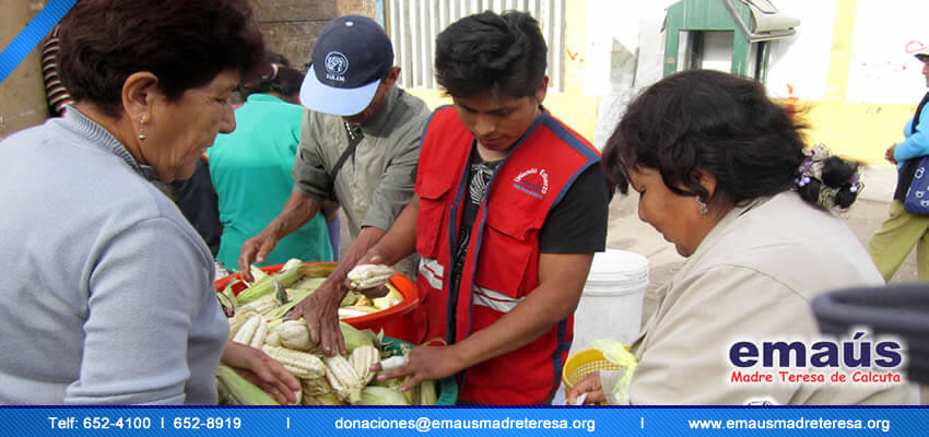 Donación de choclos para familias en Villa El Salvador 2014