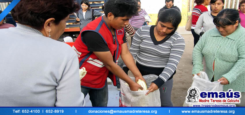Donación de choclos para familias en Villa El Salvador 2014