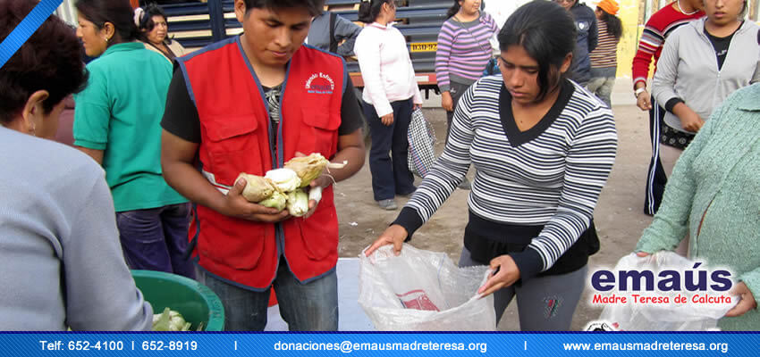 Donación de choclos para familias en Villa El Salvador 2014