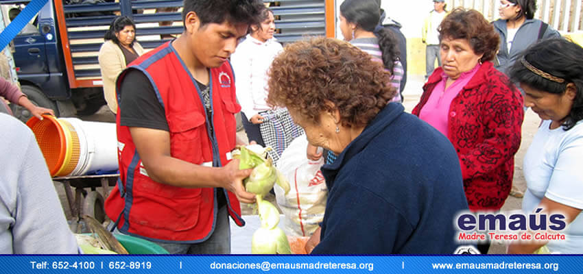 Donación de choclos para familias en Villa El Salvador 2014