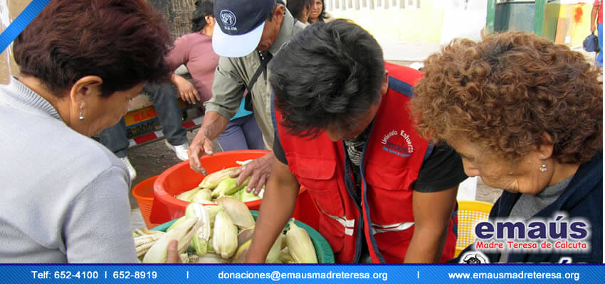 Donación de choclos para familias en Villa El Salvador 2014